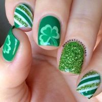 St Patricks Day nail art allows you to show off how much you love this holiday. As you probably know, green is the major theme color for this holiday. But it would be much more fun if you combine green with other colors and add some pretty patterns. Festive Nail Art for St Patrick Day