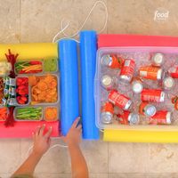 TFW when you really need a snack but are NOT leaving your pool float. Make a DIY Snack Bar Pool Float!