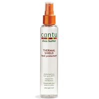 Cantu Thermal Shield Heat Protectant er en populær varmebeskyttelsesspray, der er specielt designet til at beskytte håret mod skader forårsaget af stylingværktøjer med varme, såsom krøllejern, glattejern og føntørrere. Denne varmebeskyttelsesspray er beriget med naturlige ingredienser, herunder sheasmør, jojobaolie og arganolie, som alle er kendt for deres fugtgivende og nærende egenskaber. Cantu Thermal Shield Heat Protectant er fri for sulfater, parabener og mineralolie, hvilket gør den velegnet til alle hårtyper. Den største fordel ved Cantu Thermal Shield Heat Protectant er, at den hjælper med at beskytte håret mod skader forårsaget af varme. Når håret udsættes for høje temperaturer, kan det blive tørt og skørt, hvilket kan føre til brud og skader. Ved at bruge Cantu Thermal Shield Hea