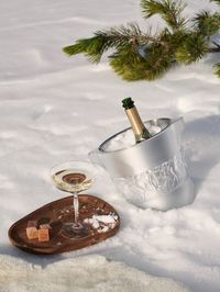 It is time to uncork that bottle of champagne and celebrate. Lalique wishes everyone a Happy New Year!