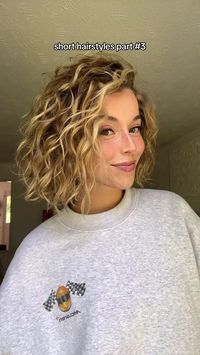 Short Ombre Blonde Wavy  for Women  Shoulder Length Middle Part Curly Wavy Bob Wig Natural Looking  Heat Resistant Fiber Wig for Daily Party Us