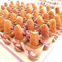 Que tal copinhos de churros com doce de leite na sua mesa de doces??  Seus convidados vão amar!!! ...