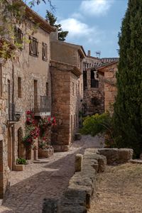 At the top of the high mountain, in a very scenic spot, lies Siurana - a tiny and remote medieval village... ⚔️🌄 This last Moorish stronghold in Catalonia was unconquered for hundreds of years and witnessed many battles. Nowadays, in Siurana you won’t find many things to do, but those that the village can offer will take you on a fascinating journey back in time to the Middle Ages. Ready? Click the link and explore Siurana village on our blog 🇪🇸💥⤵️