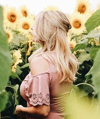 Pretty sunflower field photo shoot ideas | ourlittlehomestyle.com