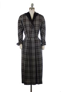 1940s, 1950s Fashion-Smart Late 1940s Tailored Brown and Periwinkle Grey Plaid Dress with Velvet Collar by Pat Hartley. Dating between 1948 and 1950, this is a heavy, autumn weight woven fabric that tests as a blend of rayon and acetate. #Plaid #1940s #1950s #1940sfashion #1950sfashion #vintagestyle #vintagedress