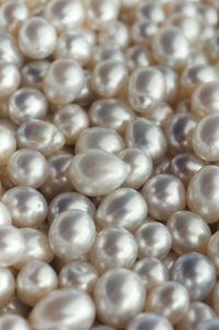 South Sea pearls are extremely rare, spending two silent years within the host oyster. Each pearl chosen by @autorepearls is judged and valued according to the five S's - shine, surface, shade, shape and size. #autorepearls #southseapearls #pearls #luxury #nature #ocean