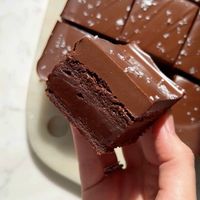 These vegan chocolate gooey brownies with chocolate peanut ganache are perfect! They are rich, sweet and a perfect texture!