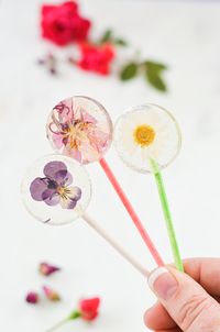 Easy DIY Lollipops With Edible Flowers (click through for recipe)