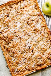 I truly love apple pie, but this crowd-pleasing Dutch Apple Slab Pie recipe is truly on another level! You'll love this easy homemade apple pie! #applepie #dessert #thanksgiving #slabpie #christmas