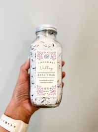 Make an entrance into your next bath with Finchberry's Valley Bath Soak! Their luxurious blend of food-grade herbs, inclusions, and Dead Sea salt will soften your skin and turn your mood up to an 11! Delight in the dreamy, calming scent of lavender, chamomile, and sage - floating away your worries to that blissful Valley of Serenity! Who knew bathing could be so magical? Ingredients: Epsom salt, sea salt, lavender flowers, blue cornflower, fragrance Made in the USA Vegan Free Paraben Free Gluten