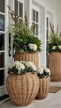 Explore unique ways to decorate with front door flower pots. Discover inspiring designs and practical advice to personalize your home's entrance.