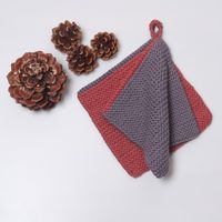 A pair of wonderful pot holders with a trendy edge. The contrasting edge makes the ordinary pot holder look a bit more interesting. Since the pot holders are knitted in Rainbow 8/8, the color combinations are endless.