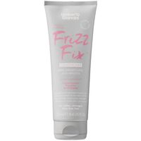 Umberto Giannini Frizz Fix Conditioner is een must-have conditioner voor pluizig haar. Of je nu golvend, krullend of steil haar hebt, deze conditioner temt frizz, hydrateert intensief en versterkt het haar van binnenuit. Verrijkt met klinisch bewezen ingrediënten herstelt de Frizz Fix conditioner de vochtbalans en laat het je haar zijdezacht, glanzend en vol definitie achter. De conditioner is geschikt voor alle haartypes en volledig vegan en cruelty free!       Wat zijn de belangrijke kenmerken