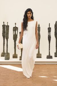 Défilé Jacquemus printemps-été 2024 : à la Fondation Maeght, des statues et une stature - Harper's Bazaar France