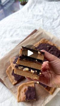 Samah Dada on Instagram: "if you want a healthy dessert but don’t feel like baking, this recipe is for you 😘

No Bake Snickers Cookie Dough Bars! (and they’re gluten-free & vegan)!

if you “bake” brownies or cookies for a chance at scraping the bowl of the batter like me, you’re going to love this recipe. It’s inspired by a snickers bar, and truly the best no-bake dessert that is SO easy to make, with simple ingredients, and no ovens involved. It gives major healthy candy bar energy — it’s also vegan, gluten-free, and refined sugar free. i hope you enjoy this recipe!! 

PB COOKIE DOUGH
3/4 cup creamy peanut butter
1/3 cup maple syrup
1/4 cup coconut oil, melted & cooled
1 tsp vanilla extract
1 1/4 cup almond flour, lightly packed
Pinch sea salt

PB MAPLE CARAMEL
1/4 cup peanut butter
2 tb