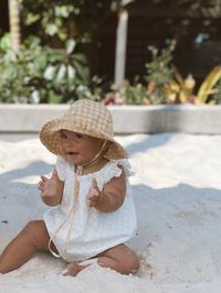 Handcrafted in Adelaide, South Australia with love and care. A perfect blend of style, comfort, and sun protection. Crafted with care and precision, this unique accessory is designed to elevate your little ones fashion game while keeping them shielded from the sun's rays. Please allow 1-2 weeks turnaround time for all made to order items. Fabric woven in: Japan * Heavy weighted cotton * Cotton lining * Wooden toggle (Please note the aluminum toggle as shown is no longer in used) Size guide: 0-6m fits head circumference 36 -42cm 6-12m fits head circumference 42 -46cm 12-24m fits head circumference 46-49cm 2-3y fits head circumference 49 -51cm 3-5y fits head circumference 51 -53cm 5-10y fits head circumference 53 -55cm Care instructions: hand wash ONLY, no tumble dry. Do not bleach Do not le