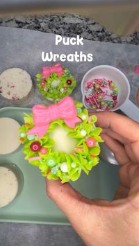 Yes I might be obsessed! So fun and cute! Not sure what I think about the pastel colors… what do you think? Would you go more traditional ? #bentycakes #cakepucks #christmaswreath #edibleart