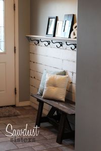 DIY+Entry+Way+Plank+Wall--Could use by the back door in the apartment???