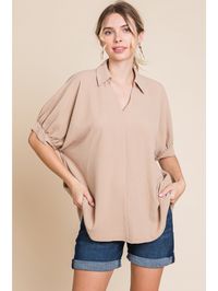 This generously-sized, cozy blouse is the perfect addition to your spring wardrobe. With pleated shoulders and long sleeves, it offers both style and comfort. The button collar adds a touch of class, but can also be a bit daring.