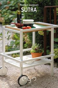 Perfect support. Ideal to accompany your meals at the table, or aperitifs in the garden, this trolley bar will easily follow you in all your moments of conviviality.