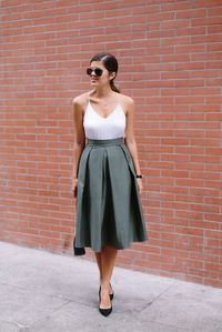 DIY PLEATED MIDI SKIRT http://apairandasparediy.com/2015/04/diy-pleated-midi-skirt.html