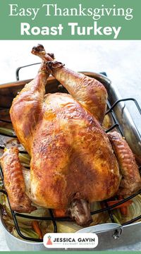 Be+the+hero+of+the+holidays+with+this+stunning+roast+turkey+recipe+that+makes+a+juicy,+flavorful,+and+golden+brown+skin+to+wow+your+guests.+#roastturkey+#thanksgiving+#turkey+via+@foodiegavin