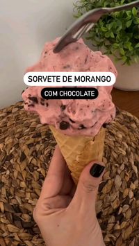 ✨ Sorvete cremoso de morango com chocolate 🍫  . . Uma opção saudável e deliciosa para você sair desses sorvetes cheios de açúcar e gordura. . . Ingredientes. 4 - bananas nanicas congeladas  1 - xícara de chá de morangos congelados  1 - sachê (30g) de whey protein sabor de morango  1/2 barra de chocolate 70% cacau picado (40g)  Impossível você não gostar !  ✨ Depois de bater as bananas, com os morangos e o whey protein no processador ou no liquidificador, transfira para um pote e adicione o chocolate picado, misture bem e leve aí freezer por 1 hora e meia antes de servir! Ele estará cremoso assim ! . . #receitassaudaveis #receitas #receitasfaceis #receitasrapidas #receitasfit #receitasfuncionais #receitasimples