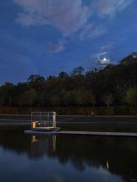 杉本博司｜闻鸟庵| 又闻鸟鸣
Hiroshi Sugimoto - Mondrian Glass Tea House, Naoshima. 2014                                                                              长廊、海、光、石头,时间的�回廊都是杉本博司。                                                                                  “闻鸟庵”茶室是由日本摄影师、艺术家杉本博司建造的户外艺术装置。“闻鸟庵”意指“一间听得见鸟叫的简陋房子”，蕴含着与自然和谐共融的理念。望着窗外的闻鸟庵，听着山中飞鸟徘徊，微微细雨伴着冷意，清冽的空气让每一口呼吸都有了存在感。沉静、岑寂、悄然....... 枯寂的阴翳，雨后的清澄，这一刻，禅意与静谧之美，都是具象化的.......                                                                                                                                             这座茶室自诞生起便拥有了自己的旅程，它首展于威尼斯圣乔治·马焦雷岛的旖旎风光中，随后迁徙至古韵京都，最终落户于濑户内海，每一次漂泊都诉说着东方的诗情画意，成为巡游于大地之上的静谧庇护所。