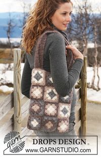 Bolso fieltrado DROPS en ganchillo / crochet con aplicaciones de flores en “Eskimo”. ~ DROPS Design