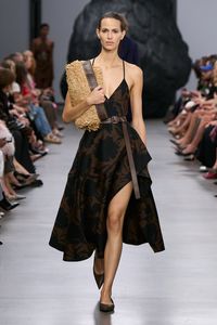 Michael Kors Collection Spring 2025 Ready-to-Wear
https://www.vogue.com/fashion-shows/spring-2025-ready-to-wear/michael-kors-collection/slideshow/collection#33