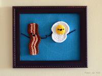 Crochet Egg and Bacon Art - Free Amigurumi Pattern here: http://www.popsdemilk.com/wp-content/uploads/2014/09/Bacon-and-Egg-Art.pdf