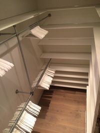 Walk in closet. DIY. Steigerbuizen. Witte planken. Inloopkast.