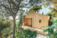 Cette maison en bois préfabriquée est un refuge écologique au milieu de la forêt espagnole - PLANETE DECO a homes world