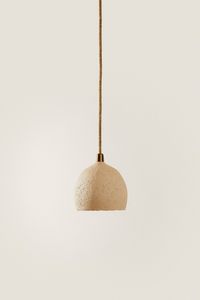 Lampe suspension en papier mâché de forme ronde. Le fil mesure 170 cm. Ampoule non incluse. Ampoule recommandée : 60 W ou LED. Si le fil extérieur ou le câble de la lampe est endommagé, il devra être remplacé exclusivement par une personne qualifiée afin d’éviter tout risque. Douille : E27.