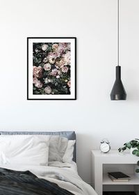 Artistic and stylish: With its opulent pink flowers and black background, the wall decoration is reminiscent of an old Dutch still life. @komarproducts