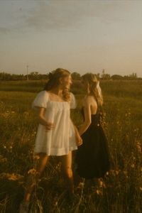 sister photoshoot, friend photoshoot, aesthetic photoshoot, sisterhood, girlhood, unique photoshoot idea, sunset photoshoot, documetary photographer, storytelling photographer, nostalgic