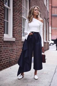 It is time to learn how to rock ruffles on anything: your dress, blouse, skirt, top, and pants! #ruffles #rufflesoutfit #outfit #fashion #style #culottes #whitetop