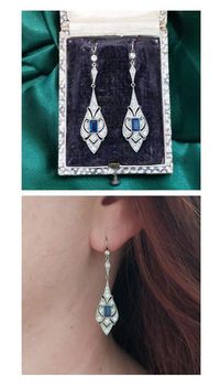 We love these long drop antique earrings from the early Art Deco period 💙 Each earring has an elongated stepped cut sapphire to the centre of an openwork diamond set mount with further diamond set tops and a continental ear wires. #dropearrings #sapphireearrings #antiqueearrings #artdecojewellery #sapphiresanddiamonds