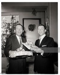 THE FRANK SINATRA SHOW - Christmas Show - Airdate: December 20, 1957. (Photo by ABC Photo Archives/ABC via Getty Images) L-R: BING CROSBY; FRANK SINATRA