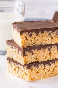 Peanut Butter Rice Krispie Treats are gooey, chewy and perfect twist on the classic Rice Krispies. Made with marshmallows, peanut butter, and a thick layer of chocolate on top! #peanutbutter #ricekrispies #ricekrispietreats #peanutbutterchocolate #nobake #marshmallows #easytreats #kids