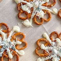 The Savoury Coconut | Sonia Ruprai on Instagram: "Pretzel Snowflakes ❄️ ‌ Make these beautiful Pretzel Snowflakes for your next holiday gathering! ‌ What you’ll need: • pretzels 🥨 • melted white chocolate • festive sprinkles ‌ ‌Assemble and refrigerate for 5-10 mins to harden chocolate. Store in airtight container. . . . . . ‌ #pretzels #pretzelsticks #chocolatepretzels #pretzelsnowflakes #pretzelchristmastrees #christmastreedessert #christmasdessert #christmastreats #christmasrecipes #christmasrecipes2023 #christmaspretzels #veganchocolate #dairyfreechocolate #festivefood #christmasbaking #easysnacks #vegansnacks #viralreels #holidaybaking #holidayrecipes #holidaytreats #holidayhosting #winterrecipes2023"