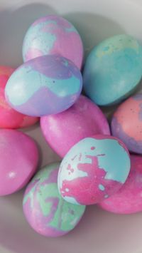  

For your next batch of dyed Easter eggs, head to the pantry! It's easy to make pretty marbleized Easter eggs with vegetable oil, white vinegar, food dye, and water. That's seriously all it takes!

