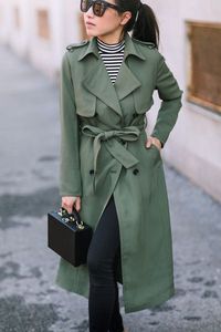 how to style a green trench coat // casual city outfits for petite women