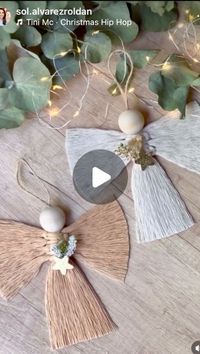 Conservatorio Grassi on Instagram: "Angelitos para decorar el árbol, una guirnalda o paquetes de regalo. En este momento del año queremos decorar con cosas lindas pero sin complicarnos, por eso te comparto esta idea para que lo hagas en minutos y son muy económicos. Simplemente necesitas mi tan querido multicabo, este es de 32 Cabos. Es un hilado de algodón y viene en muuuuchos colores hermosos para que armes tus angelitos. Te dejo algunos detalles a tener en cuenta!- Yo usé 5 hebras de 30 cm para el cuerpo el cuerpo y para las alas 8 de 25 cm. Luego de peinar con la cardina le puse barniz en aerosol para que quede más armado y fácil de recortar, aplico el aerosol por delante, dejo secar un rato y luego por detrás. Ya me los imagino en mi arbolito!!! Te invito a darte una pasadita por mi c