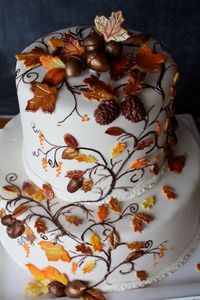 Looking at this incredibly detailed Fall inspired wedding cake. It has us dreaming of the leaves changing colors. What a better way to celebrate the changing seasons and wedding than with an incredible cake like this one. Pairs so well with the Contemporary autumn letterpress wedding invitation.