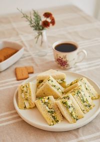 Pendant le temps des fêtes, il arrive qu’on reçoive des invités à toute heure du jour. Profitons alors d’un après-midi en bonne compagnie pour préparer un petit encas différent, inspiré de l’heure du thé à l’anglaise. Avec quelques ingrédients, on cuisine de savoureux et délicats sandwichs aux œufs sans croûte aux micropousses, aux herbes et … Suite