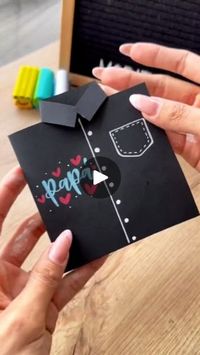 10K reactions · 1.8K shares | En inversiones 20ptos les traemos hermosas ideas para regalarle a papá en su día 💡

👉 Aprende a realizar esta hermosa tarjeta, con materiales económicos y que tenemos en casa

✨Para esta tarjeta utilizamos✨

⭐ Cartulina escolar color negro y blanco 
⭐Tijeras
⭐ Pegamento puede ser en barra, líquido o silicón 
⭐ Marcadores Permanentes

🚨 Todos los materiales los consigues en nuestra tienda física Inversiones 20ptos

📌 Estamos ubicados en Caracas. Las Adjuntas 👉 A solo 5 minutos de la estación del metro las adjuntas 👉 Calle Real Santa Cruz 👉 Casa N°8

👇👇👇👇👇👇👇👇

⏰ Horarios:

•  Lunes - Viernes de 06:30 - 17:00
• Sábados de 07:30 - 17:00
• Domingos de 08:00 - 13:00

📍Calle Real Santa Cruz. Las adjuntas. Caracas

🛵 Delivery a toda Caracas

📲  0424-