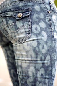 How to bleach a pair of bleached jeans. [Diy] Animal Pattern Jeans - Step 6