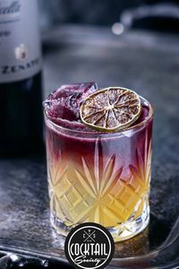 Die New York Sour ist einer der beliebtesten Whiskey Sours mit einem kräftigen Rotwein-Float! Hier sind außerdem 22 weitere geniale Whiskey-Drinks, zum zu Hause mixen!