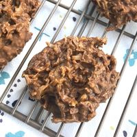 These Chocolate & Peanut Butter Keto No Bake Cookies are my new go-to guilt-free treat! Click "Make It" for full recipe!